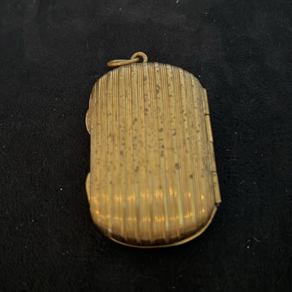 Antique Gold filled Locket with bevel Mirror - Picture 4 of 7